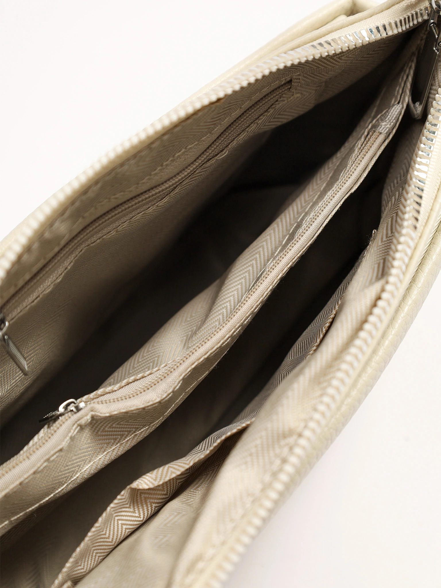 Сумка-кроссбоди с декоративным пуллером в ассортименте